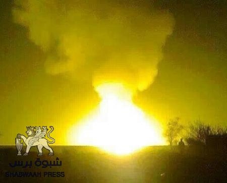 غارات جوية تشعل الحرائق في معسكرات المكلا وميناء الضبه