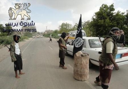 غارات جوية على مواقع للقاعدة بعاصمة أبين وتحليق لمروحيات الأباتشي