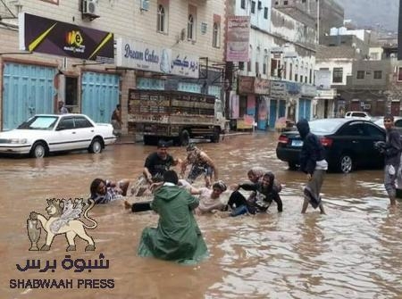 عدن تغتسل من أوساخ 26 عاما من الإحتلال اليمني بمزن السماء (صور)