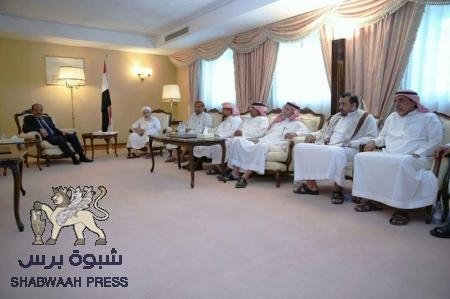 وفد من أبناء حضرموت يقدم التهاني والتبريكات للواء الأحمر
