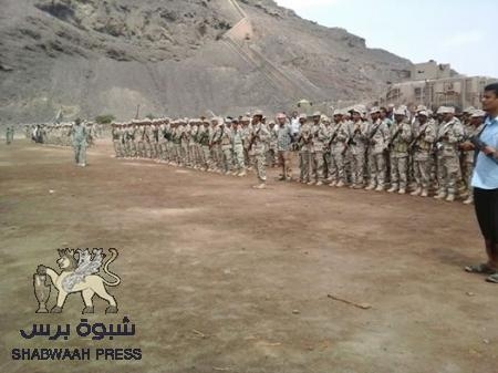 محافظ العاصمة عدن يزورمعسكر لواء الحماية ويوجه بنشر قوات اضافية لتأمين المحتشدين في ساحة العروض
