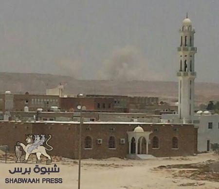 غارات جوية على ميناء الضبة غرب مدينة الشحر (صور)