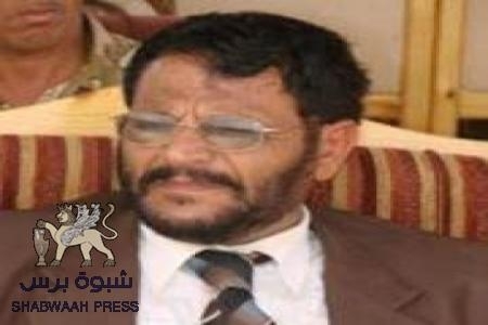 وكيل محافظة شبوه يقيم نقطة جباية أموال لحسابه الخاص