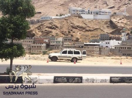 القاعدة تترك سيارة صالون مفخخة أمام القصر الجمهوري بالمكلا