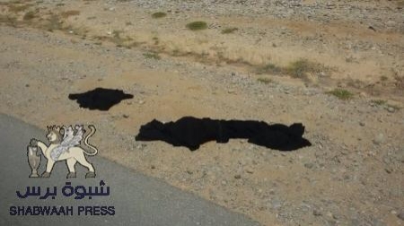 مواطنو شرق ساحل حضرموت يعثرون على عبايات نسائية للقاعدة ملقاة على الطريق العام (صور)