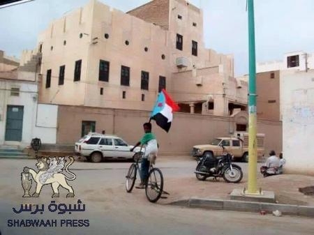 التحالف يتهم القاعدة بسرقة 100 مليون دولار يومياً من المكلا والحكومة اليمنية تعد بالبناء والإصلاح