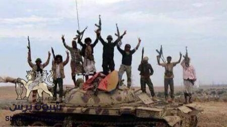 الحوثيون يمطرون جبل المنصورة بعشرات القذائف وتعزيزات لقبائل الصبيحة تتأهب لصد الهجوم