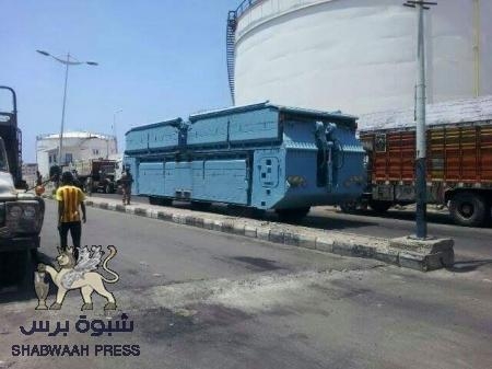قوات التحالف تستقدم مركبات جسور عسكرية متحركة عبر ميناء المكلا ‘‘صور‘‘