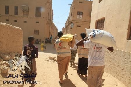 الإصلاح وسلفية حزب الرشاد يسيطرون على توزيع معونات دولة الامارات بالمكلا