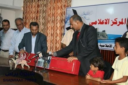 عدن تكرم شيخ الشهداء ..والمحافظ يشيد بأدواره البطولية الشجاعة
