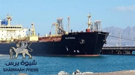 تفريغ 4 الاف طن متري من مادة البنزين في ميناء الزيت بعدن