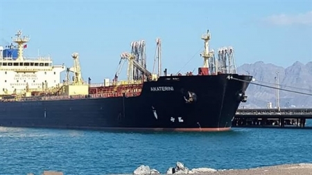العيسي يواصل تقطير الديزل الى مصافي عدن ومسؤولين يناشدون الحكومة بالتدخل
