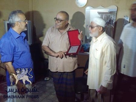تواصلا لأحياء ذكرى انتصارعدن محافظ العاصمة يكرم الروائي العدني سعيد عولقي