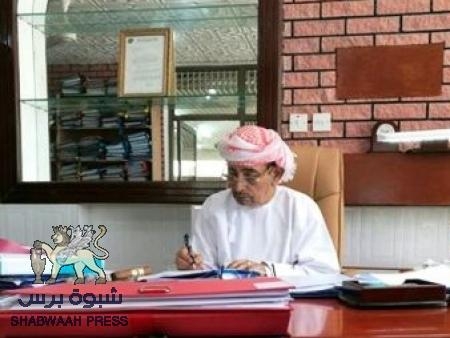 الشيخ الصريمة يتبرع بكرسي متحرك لطفلة مشلولة