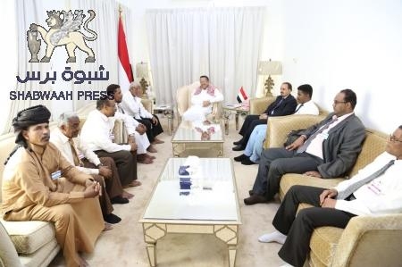 رئيس الوزراء يلتقي مجموعة من أبناء وادي حضرموت تطالب ‘‘بحقوق الوادي‘‘ وترفض المحافظ بن بريك.