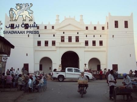 الضابط الجريري يستولي على سيارة مواطن منهوبة في ساحل حضرموت ويعيدها لعنصر من تنظيم القاعدة