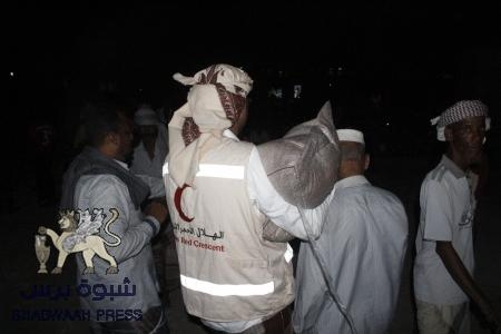 الهلال الأحمر الإماراتي يوزع مساعدات غذائية على اهالي منطقة القارة بغيل باوزير