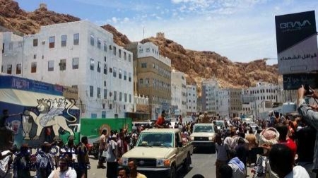 إزالة البناء العشوائي من شوارع مدينة المكلا وإستثناء المخالفين من الأغنياء