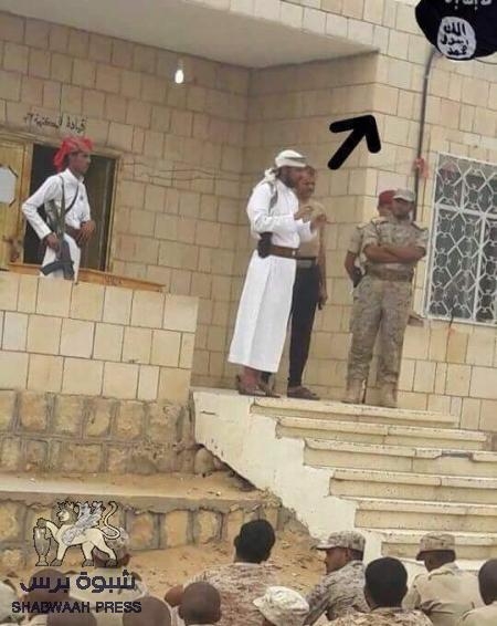 صلاح باتيس يحاضر في أحد المعسكرات تحت علم القاعدة