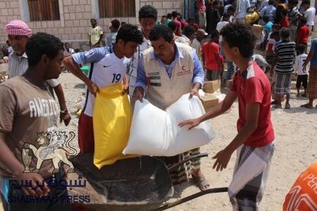 تدشين توزيع 2500 سلة غذائية في مديرية بروم ميفع غرب المكلا من قبل الهلال الأحمر الإماراتي