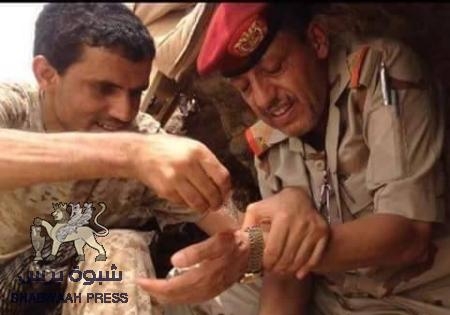 سلاح المهندسين اليمني يتمكن من إصلاح ساعة قائد المنطقة السادسة(صورة)