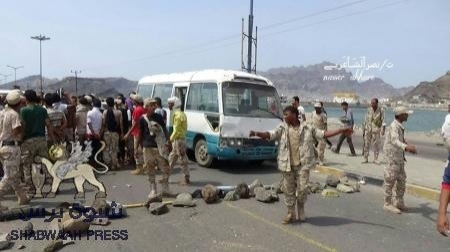 جنود محتجون يقطعون الطريق البحري في مدينة عدن