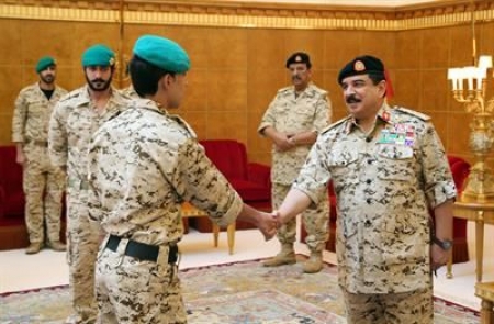 ملك البحرين يكرم عدد من الضباط والأفراد شاركوا في العمليات العسكرية باليمن
