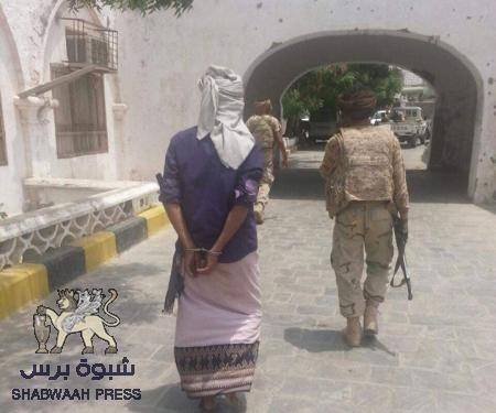 أمن عدن يلقي القبض على 10 مسلحين من المطلوبين أمنيا في كريتر “صور”