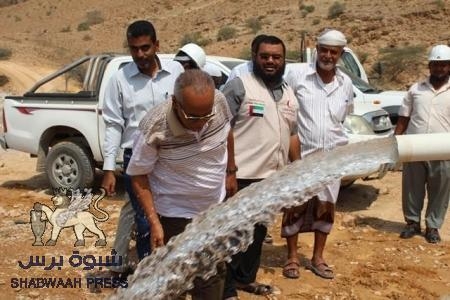 الهلال الأحمر الإماراتي يدشن الضخ التجريبي لآبار حقل مياه فلك بساحل حضرموت