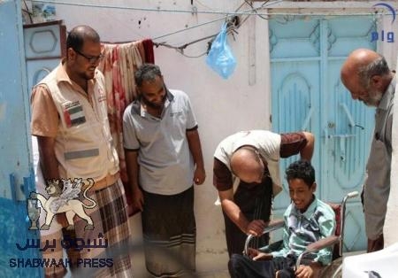 هيئة الهلال الأحمر الإماراتي تقدم طرودا إغاثية لذوي الإعاقة في المكلا