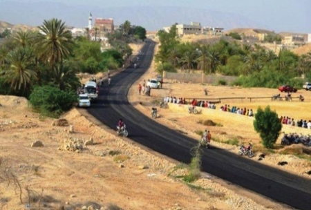 مغردون يشيدون بإنجاز طريق في حضرموت