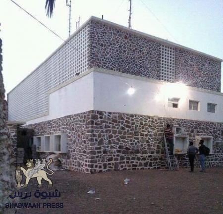 مبادرة ‘‘نورها‘‘ تواصل إضاءة معالم وازقة عدن القديمة بالطاقة الشمسية