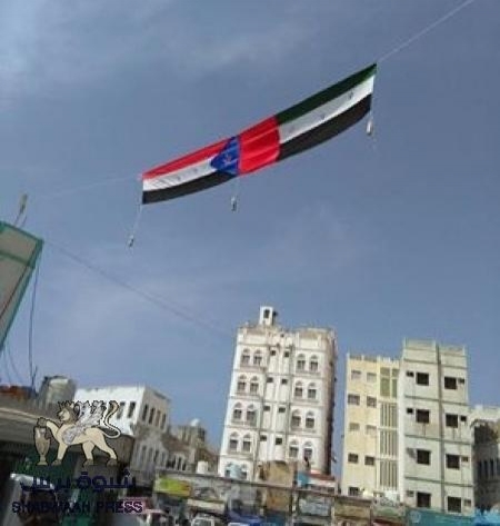 الحراك الثوري بالمكلا يدشن حملة (علمي هويتي) برفع اعلام الجنوب والامارات على مدخل المدينة