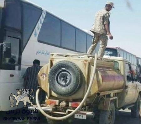 هاشم الأحمر يبيع الديزل على حافلات الحجاج المحتجزين في منفذ شرورة