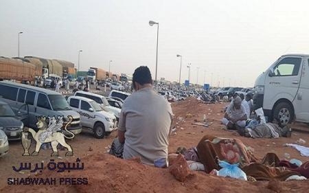 إحدى بنات الشيخ الأحمر تفرض 10 رس على كل مسافر يمر بمنفذ الوديعة و 650 رس قيمة التربتك لصالح اخوانها
