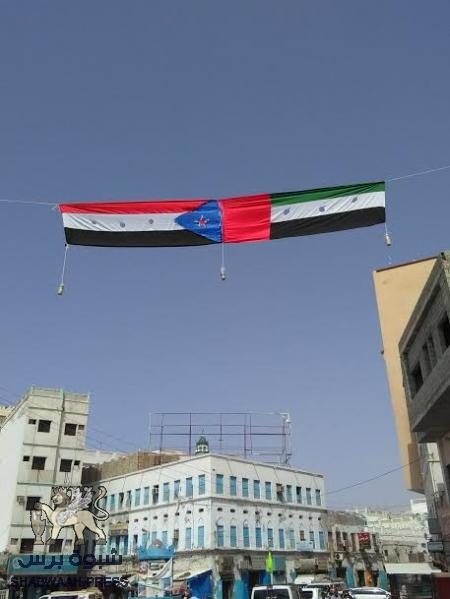 حذر خلالها السلطات من أي استفزاز: نشطاء جنوبيون يدشنون حملة لرفع إعلام الجنوب والإمارات على مداخل المكلا