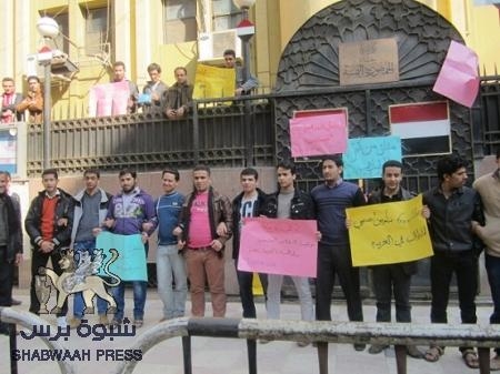 طلاب عالقون بمصر يناشدون الرئيس هادي وحكومته التدخل لترحيلهم ويشكون من مماطلة الملحقية الثقافية والسفارة وطيران اليمنية .