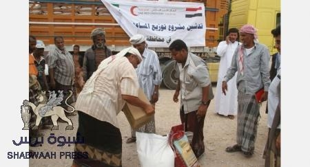 الهلال الأحمر الإماراتي يدشن عملية توزيع 10 ألاف سلة غذائية بالمهرة