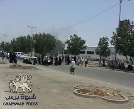 عدد من المواطنين المحتجين يقطعون أحد الشوارع الرئيسية بعدن