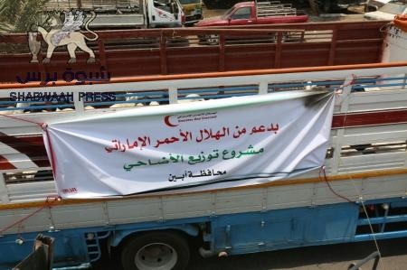 الأمارات تدعم أبين بمشروع مياه اسعافي و5000 سلة غذائية وأضاحي لـ1000 أسرة وكسوة العيد