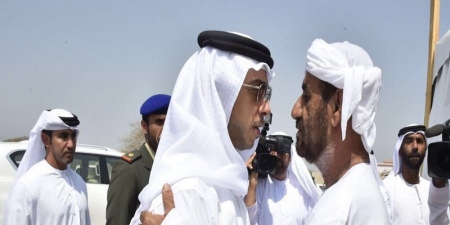 منصور بن زايد يقدم واجب العزاء في شهيد الوطن راشد الحبسي