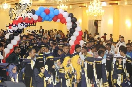 الدفعة الـ ( ٤٠ ) في ادارة الأعمال من جامعة عدن يحتفون بتخرجهم