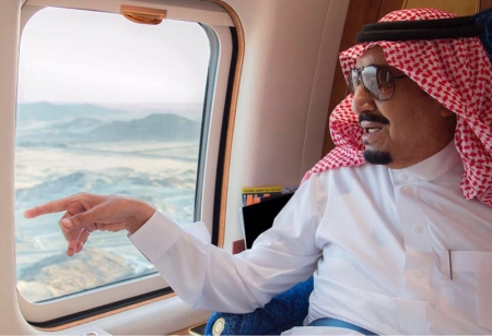 خادم الحرمين يصل منى للإشراف على راحة الحجيج