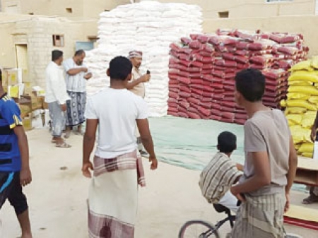 الهلال الإماراتي في شمال حضرموت : توزيع 550 سلة غذائية على أهالي حي شحوح بوادي حضرموت