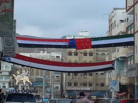 أعلام الإمارات تزين احتفالات المكلا بالعيد والانتصار على الإرهابيين
