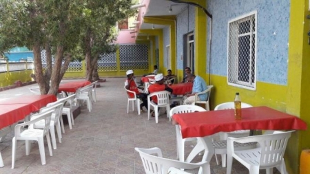 صحفي جنوبي حولته الحرب الى نادل في مطعم بالصومال