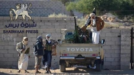 قيادي كبير في تنظيم القاعدة يسلم نفسة مع ثلاثة من مرافقية للمدير العام لشرطة محافظة لحج عادل الحالمي