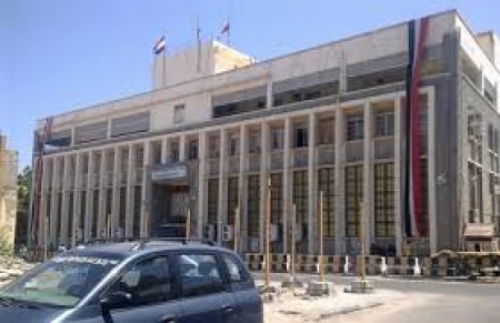 محافظ العاصمة يزور البنك المركزي في عدن ويشيد بجهود منتسبيه