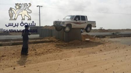 سيارة تطير وتستقر فوق حاجز أمني بمنطقة العيون(صور)