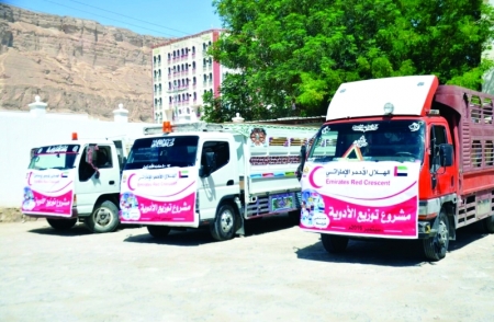 توزيع مساعدات إغاثية مقدمة من الإمارات في أبين وسقطرى